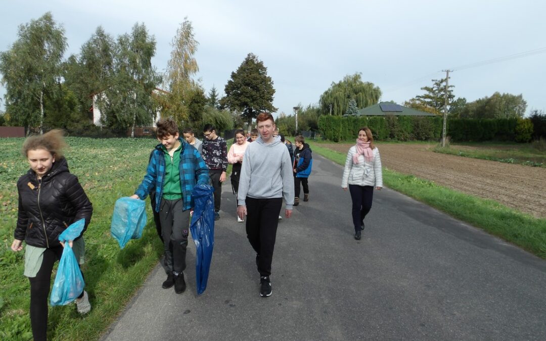 Sprzątamy dla Polski – udział uczniów Szkoły Podstawowej im. Juliana Tuwima w Wielączy Kolonii